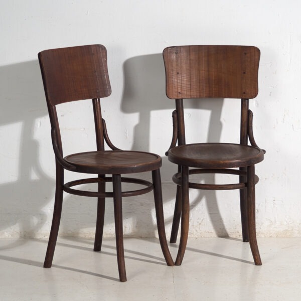 Pareja de sillas estilo Thonet de madera curvada con respaldo de tabla curva – Centroeuropa, circa 1920