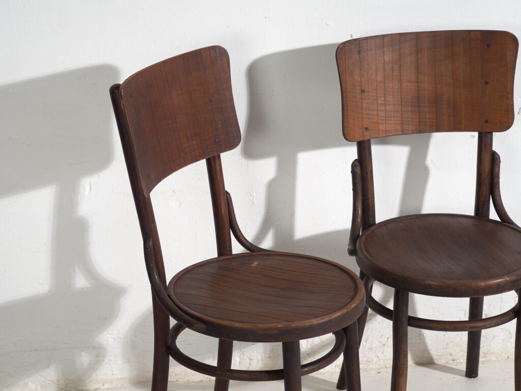 Pareja de sillas estilo Thonet de madera curvada con respaldo de tabla curva – Centroeuropa, circa 1920