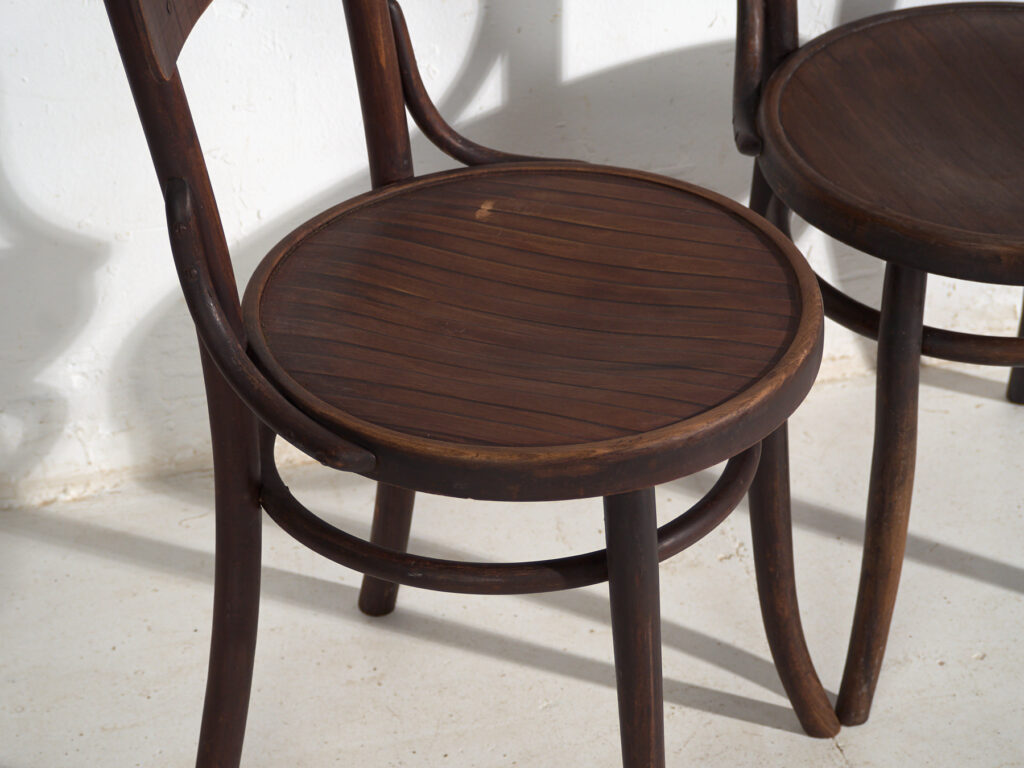 Pareja de sillas estilo Thonet de madera curvada con respaldo de tabla curva – Centroeuropa, circa 1920