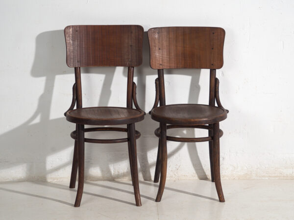 Pareja de sillas estilo Thonet de madera curvada con respaldo de tabla curva – Centroeuropa, circa 1920