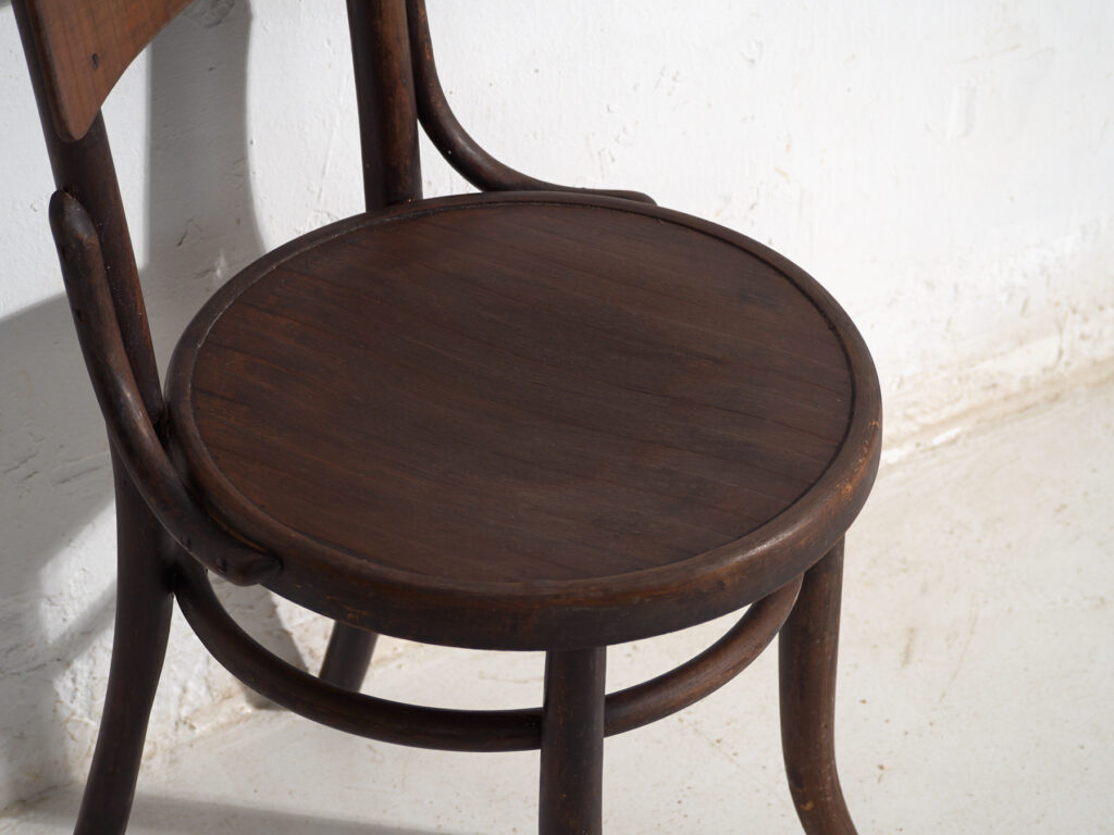 Pareja de sillas estilo Thonet de madera curvada con respaldo de tabla curva – Centroeuropa, circa 1920