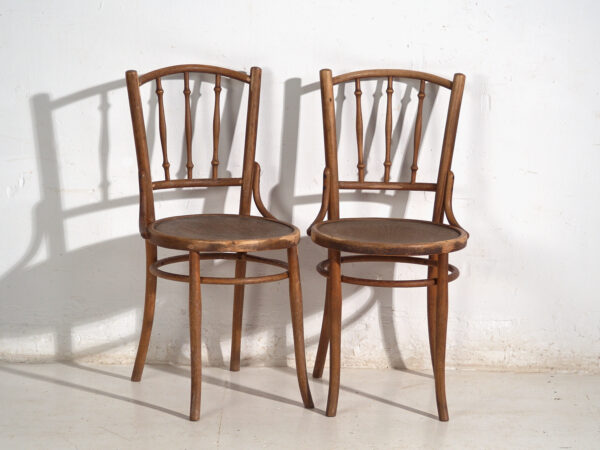Pareja de sillas estilo Thonet de madera curvada con barrotes torneados – Centroeuropa, circa 1920