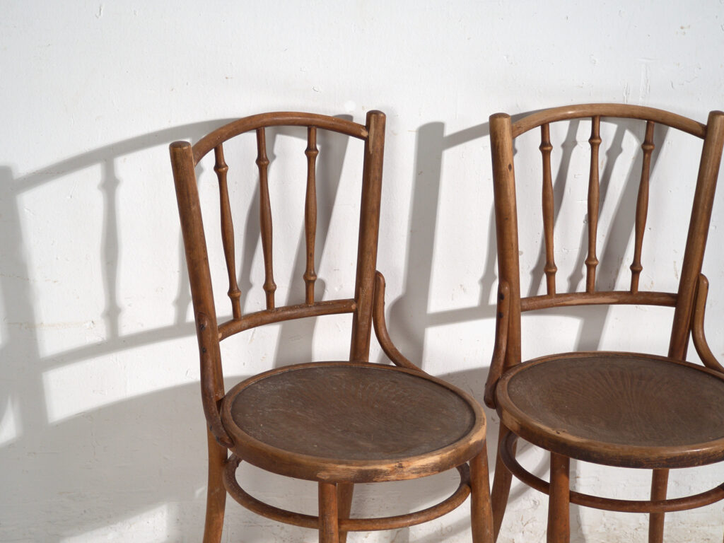 Pareja de sillas estilo Thonet de madera curvada con barrotes torneados – Centroeuropa, circa 1920