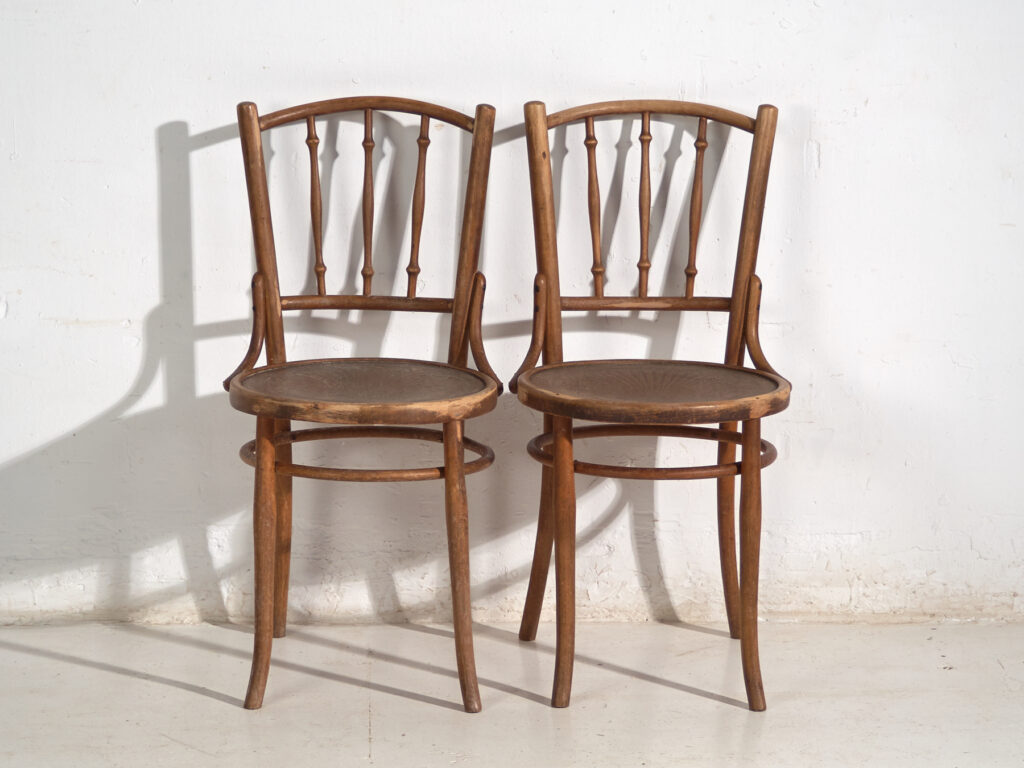 Pareja de sillas estilo Thonet de madera curvada con barrotes torneados – Centroeuropa, circa 1920