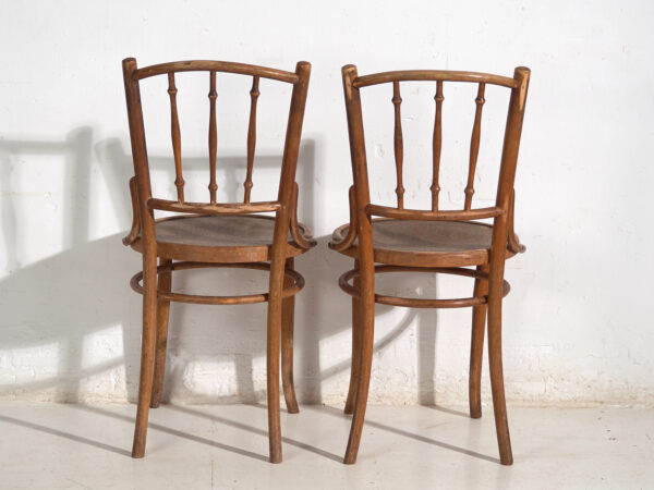 Pareja de sillas estilo Thonet de madera curvada con barrotes torneados – Centroeuropa, circa 1920