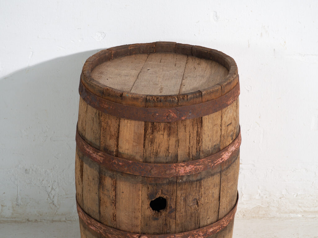 Barrica antigua en madera con aros de hierro – Hungría, circa 1930