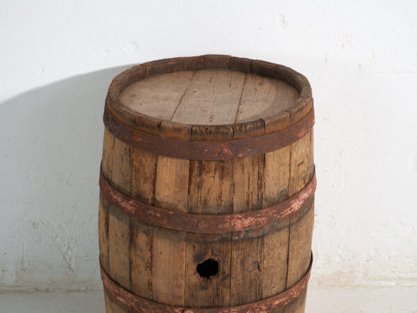 Barrica antigua en madera con aros de hierro – Hungría, circa 1930