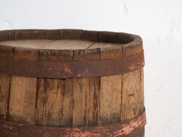 Barrica antigua en madera con aros de hierro – Hungría, circa 1930