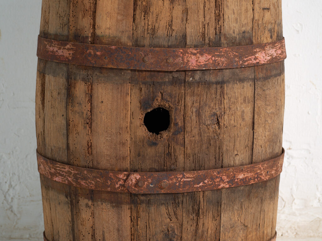 Barrica antigua en madera con aros de hierro – Hungría, circa 1930