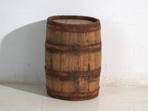 Barrica antigua en madera con aros de hierro – Hungría, circa 1930
