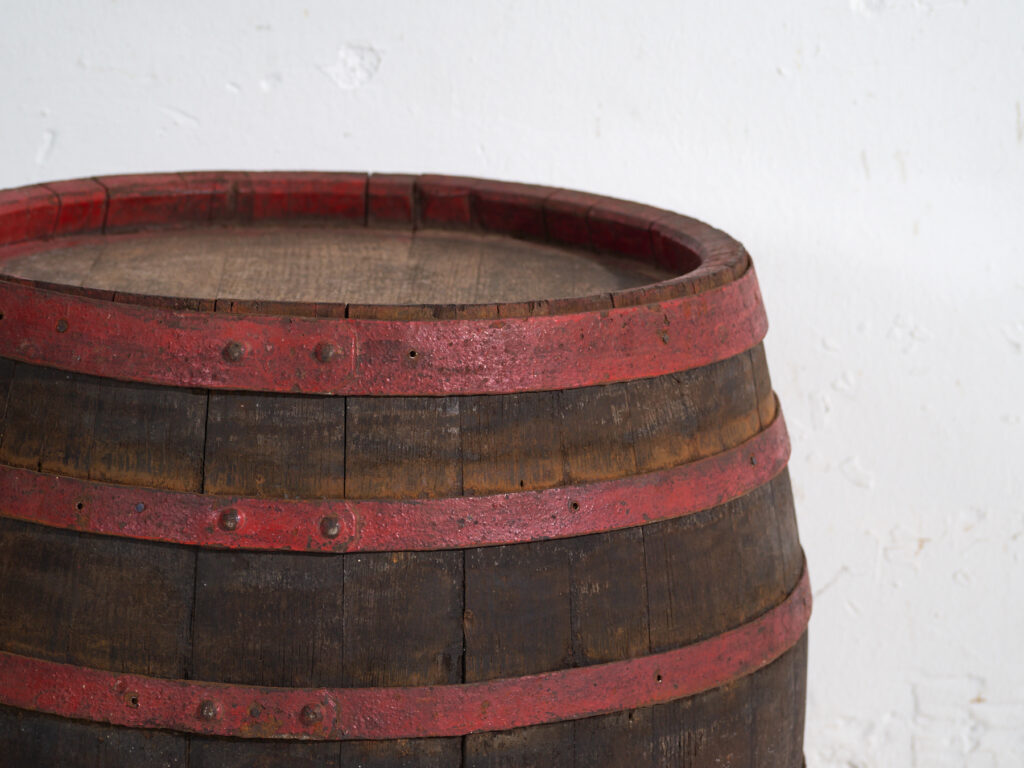 Barrica antigua en madera con aros de hierro – Hungría, circa 1930