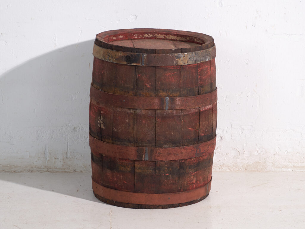 Barrica antigua en madera con aros de hierro – Hungría, circa 1930