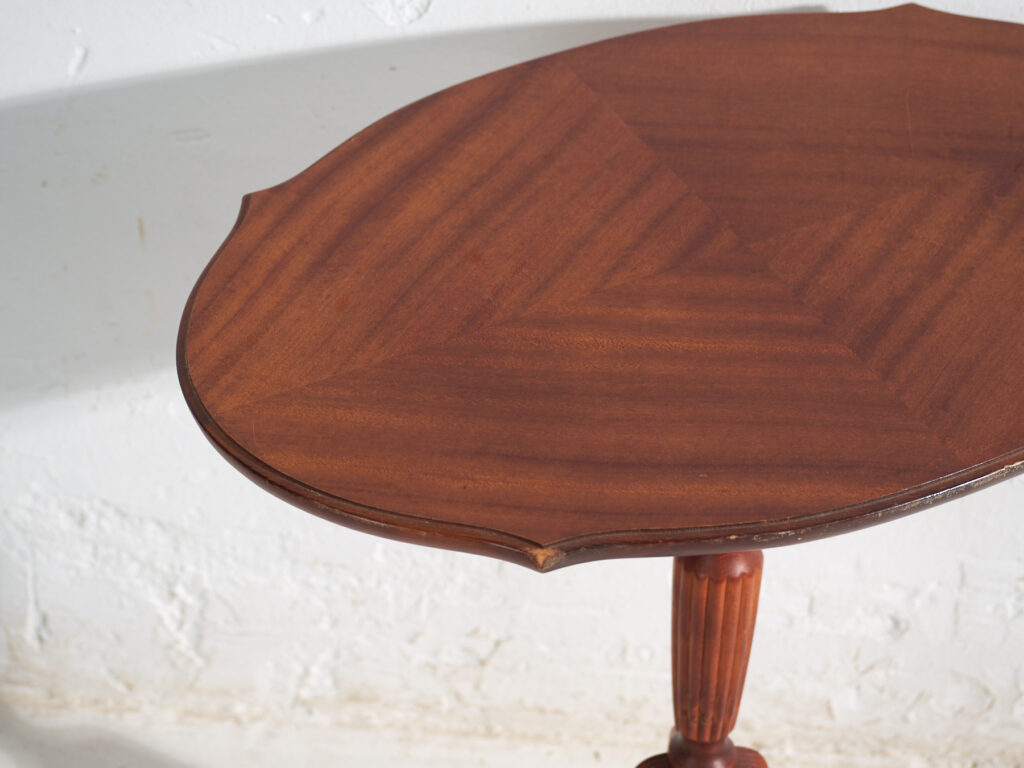 Velador antiguo trípode en madera de caoba – Europa central, circa 1930