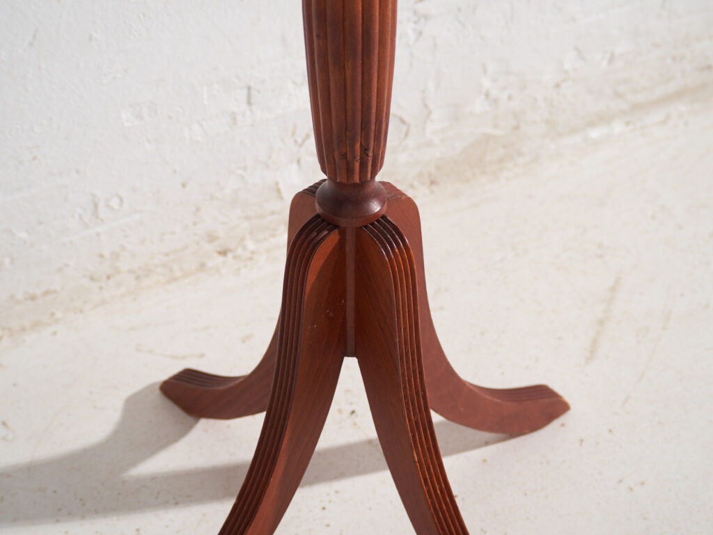 Velador antiguo trípode en madera de caoba – Europa central, circa 1930