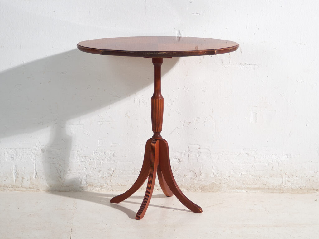 Velador antiguo trípode en madera de caoba – Europa central, circa 1930