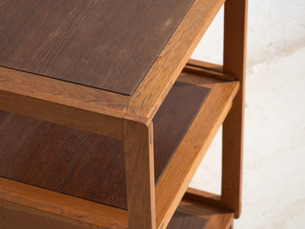 Mesa auxiliar vintage en madera – Europa central, circa 1960