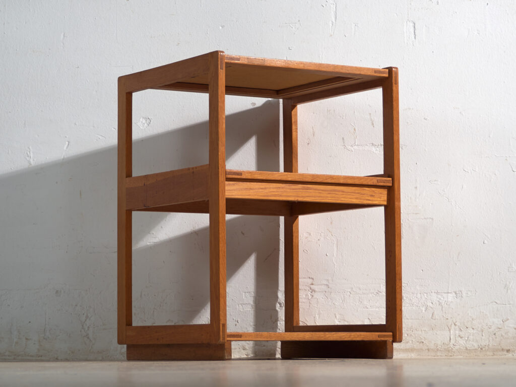 Mesa auxiliar vintage en madera – Europa central, circa 1960