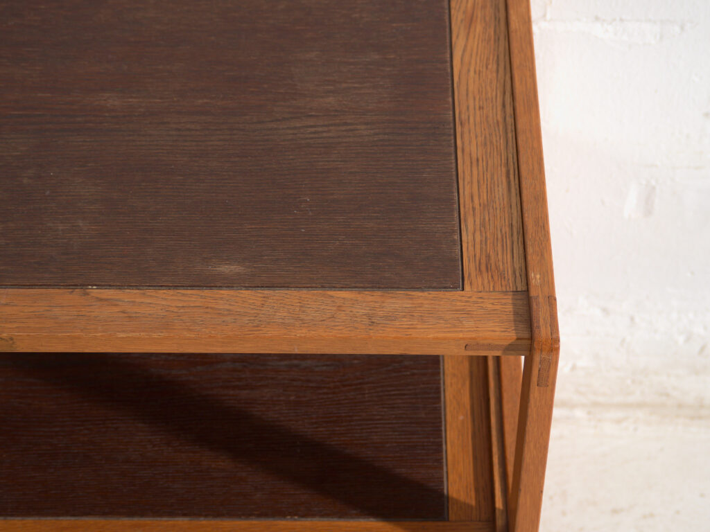 Mesa auxiliar vintage en madera – Europa central, circa 1960