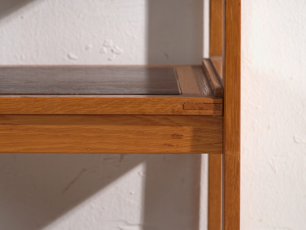 Mesa auxiliar vintage en madera – Europa central, circa 1960