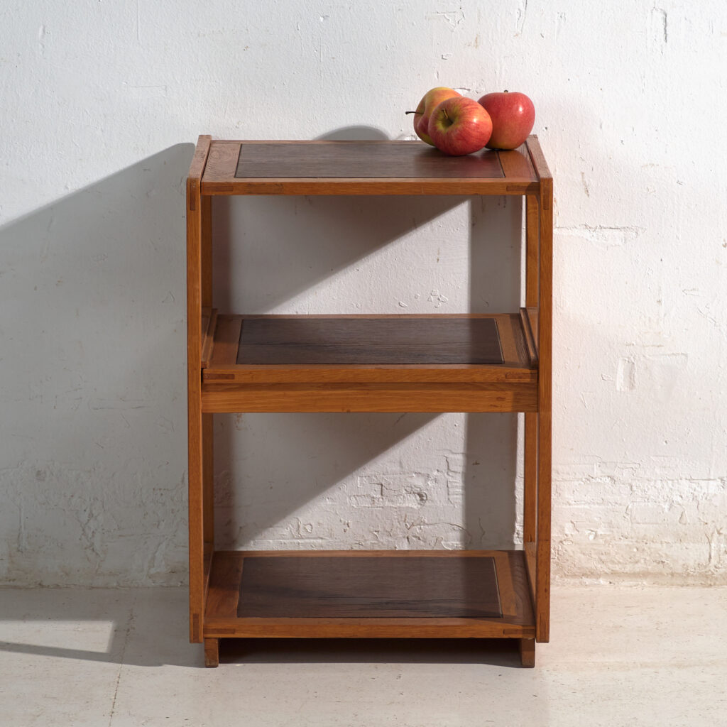 Mesa auxiliar vintage en madera – Europa central, circa 1960