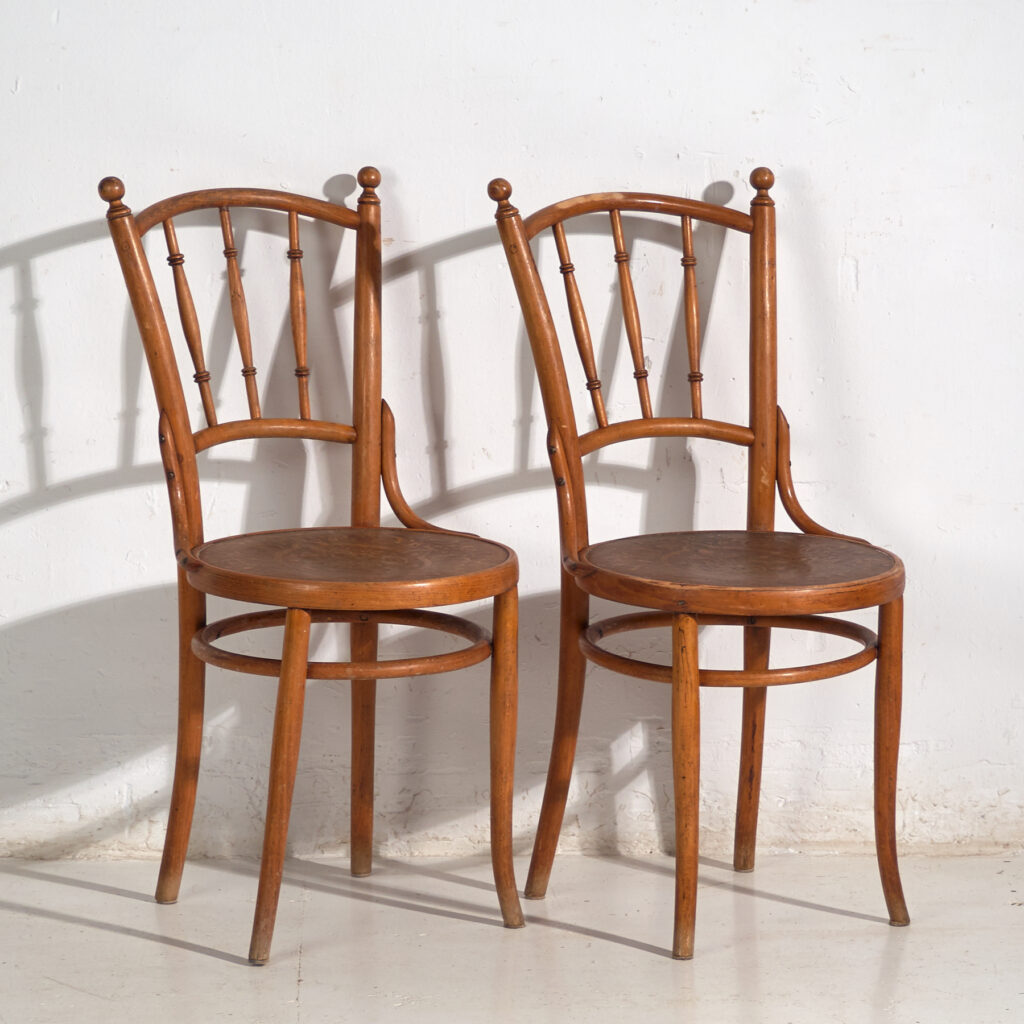 Conjunto de 2 sillas antiguas de madera curvada – Europa central, circa 1900