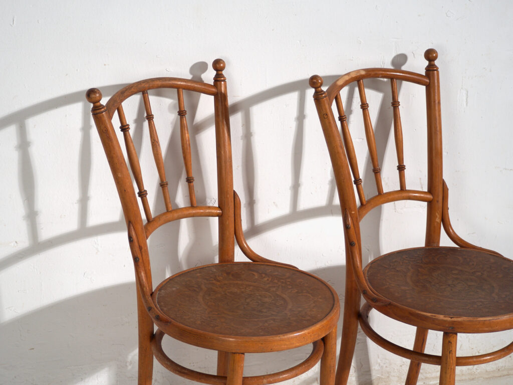 Conjunto de 2 sillas antiguas de madera curvada – Europa central, circa 1900