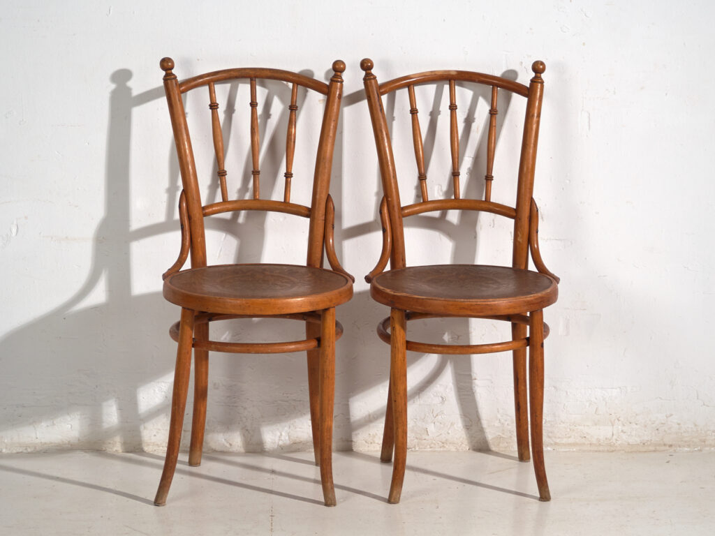 Conjunto de 2 sillas antiguas de madera curvada – Europa central, circa 1900