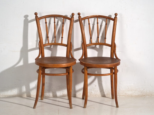 Conjunto de 2 sillas antiguas de madera curvada – Europa central, circa 1900