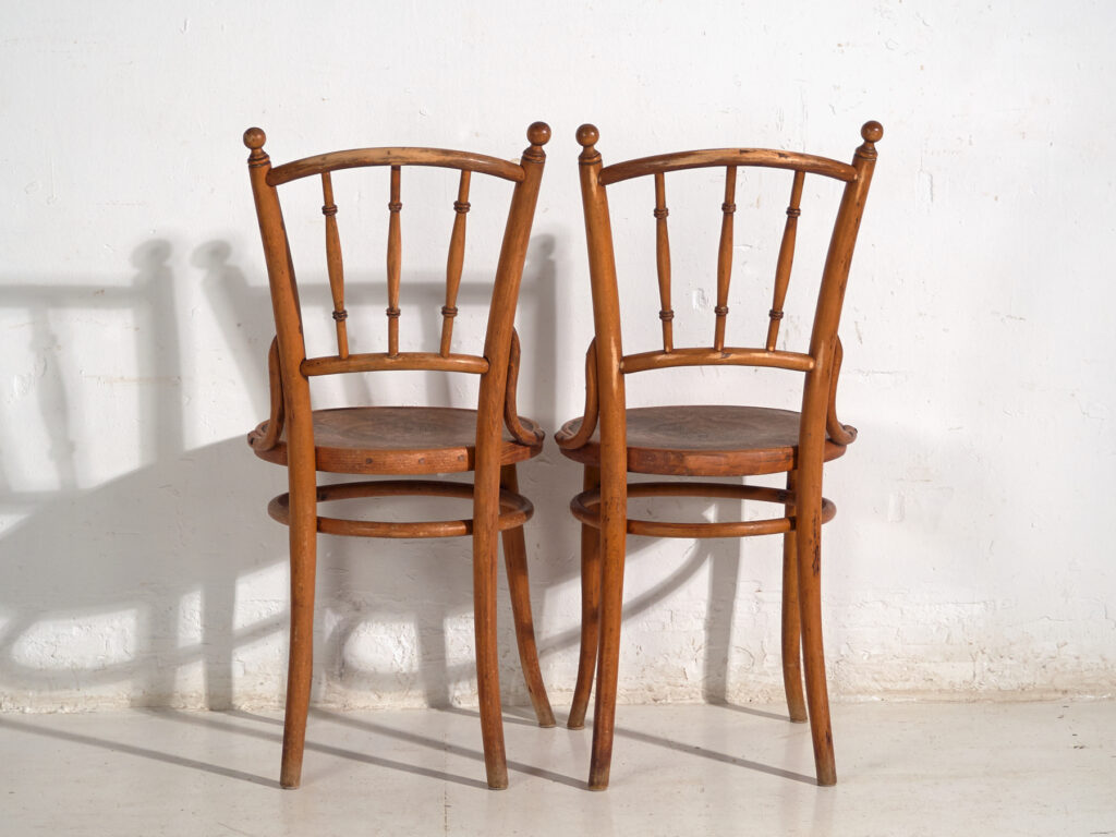 Conjunto de 2 sillas antiguas de madera curvada – Europa central, circa 1900