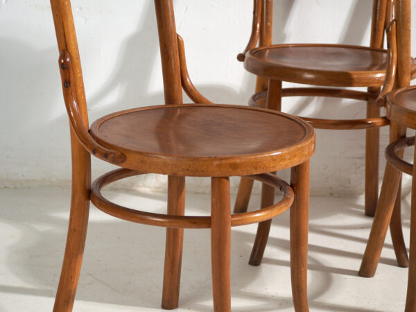 Conjunto de 4 sillas de café vienés en madera curvada con respaldo decorado – Europa Central, circa 1900