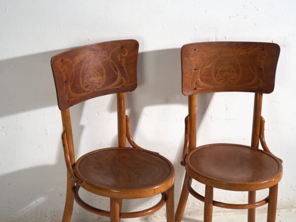 Conjunto de 4 sillas de café vienés en madera curvada con respaldo decorado – Europa Central, circa 1900