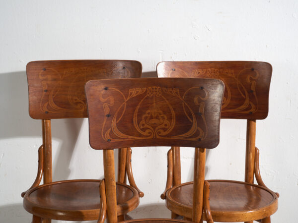 Conjunto de 4 sillas de café vienés en madera curvada con respaldo decorado – Europa Central, circa 1900