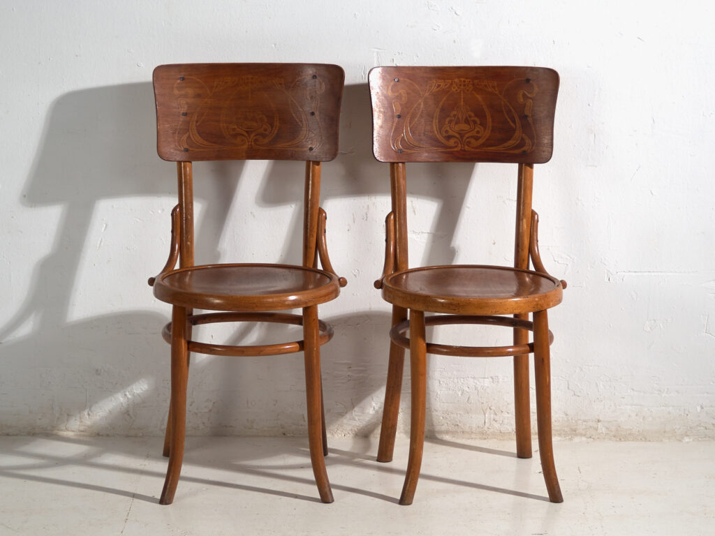 Conjunto de 4 sillas de café vienés en madera curvada con respaldo decorado – Europa Central, circa 1900