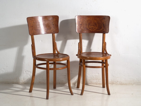 Conjunto de 4 sillas de café vienés en madera curvada con respaldo decorado – Europa Central, circa 1900