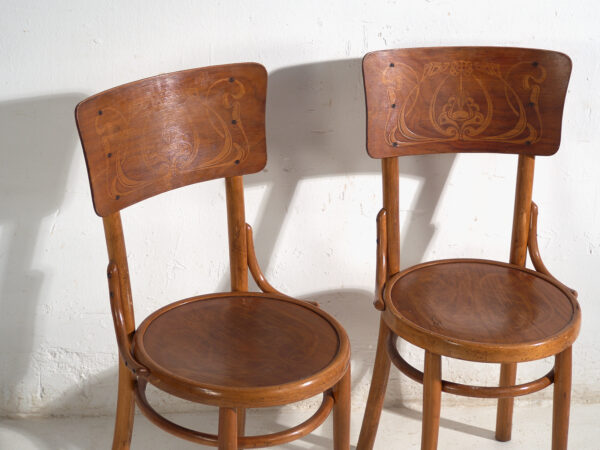 Conjunto de 4 sillas de café vienés en madera curvada con respaldo decorado – Europa Central, circa 1900