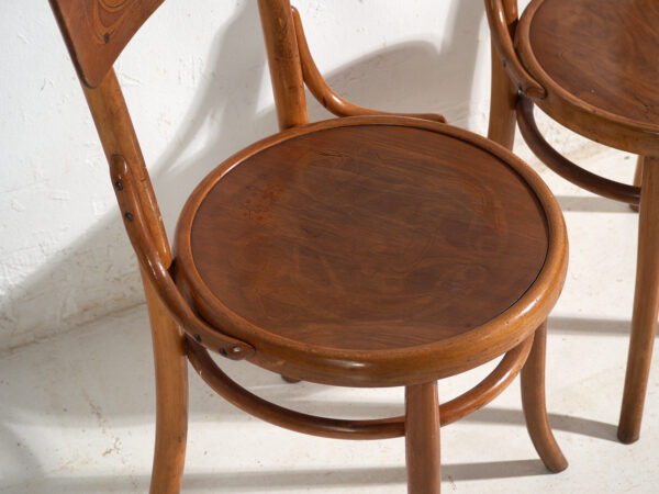Conjunto de 4 sillas de café vienés en madera curvada con respaldo decorado – Europa Central, circa 1900