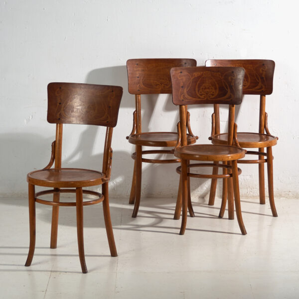 Conjunto de 4 sillas de café vienés en madera curvada con respaldo decorado – Europa Central, circa 1900