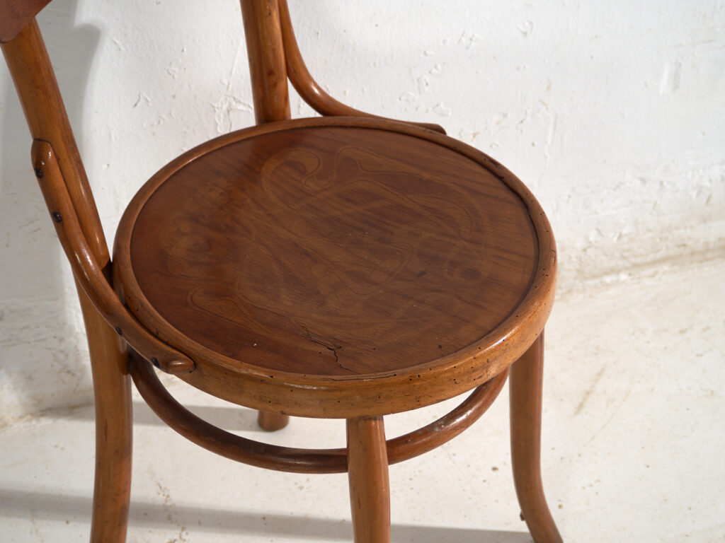 Conjunto de 4 sillas de café vienés en madera curvada con respaldo decorado – Europa Central, circa 1900