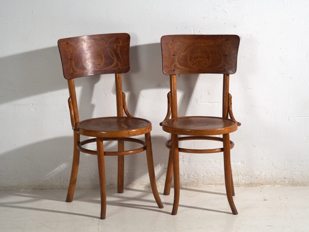 Conjunto de 4 sillas de café vienés en madera curvada con respaldo decorado – Europa Central, circa 1900