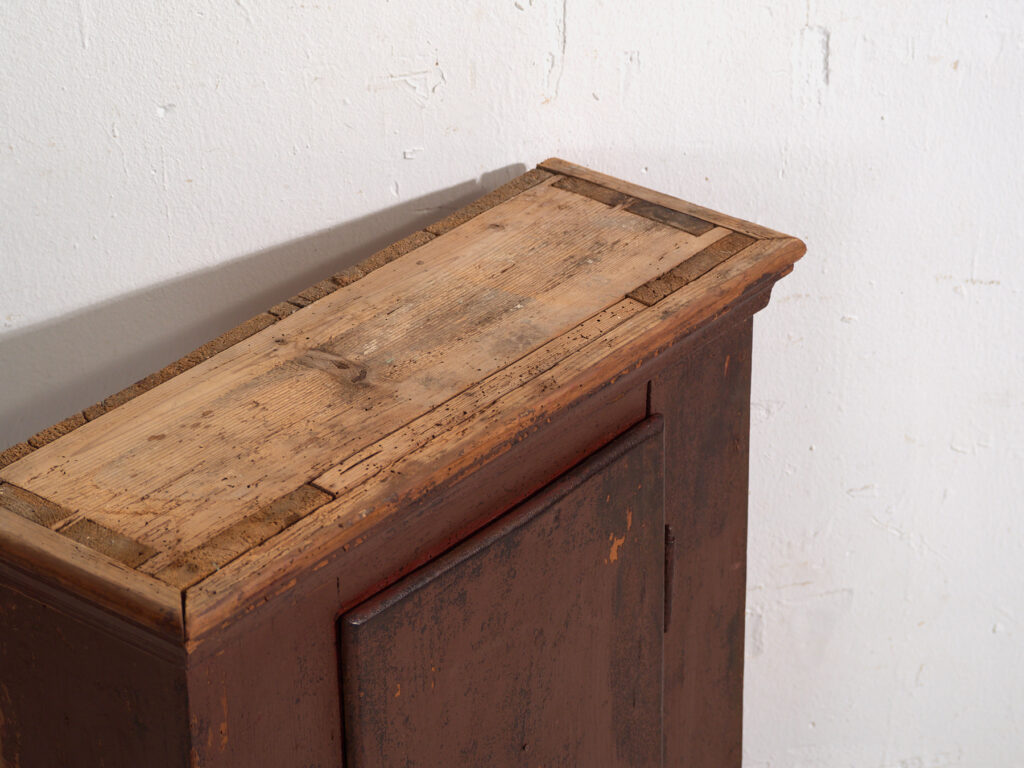 Armario antiguo pintado en madera de pino – Europa central, circa 1900