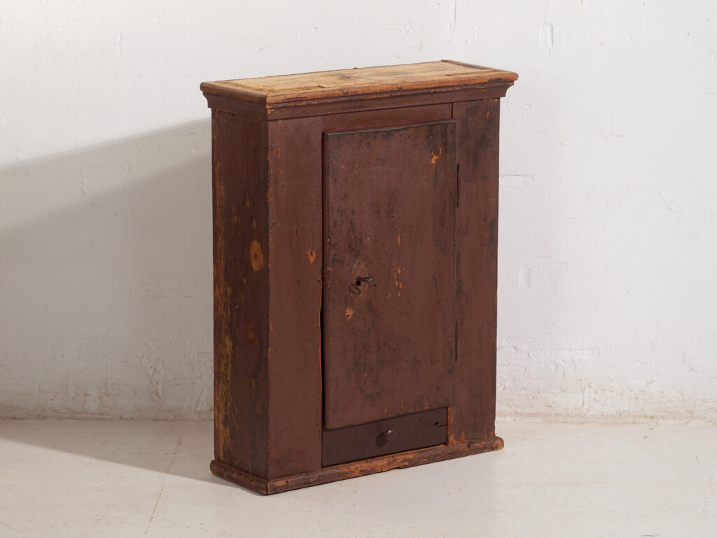 Armario antiguo pintado en madera de pino – Europa central, circa 1900