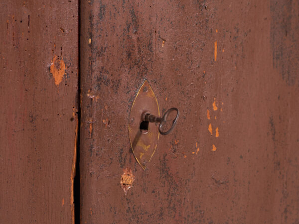 Armario antiguo pintado en madera de pino – Europa central, circa 1900