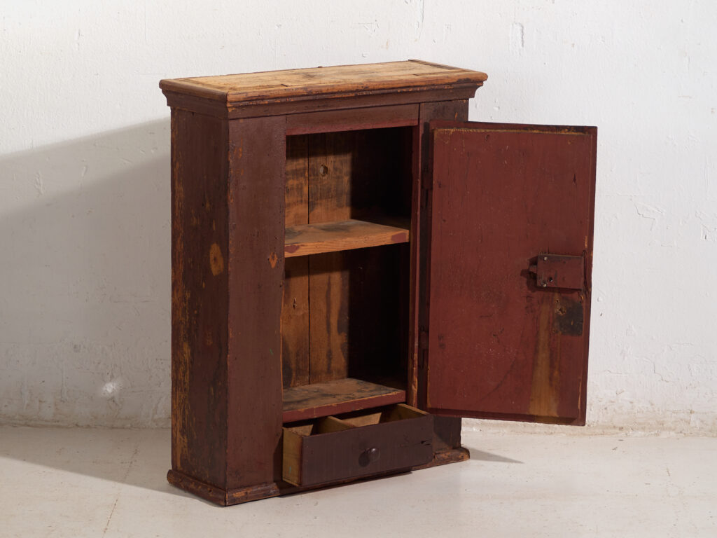Armario antiguo pintado en madera de pino – Europa central, circa 1900