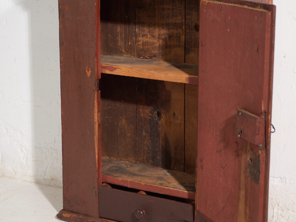 Armario antiguo pintado en madera de pino – Europa central, circa 1900