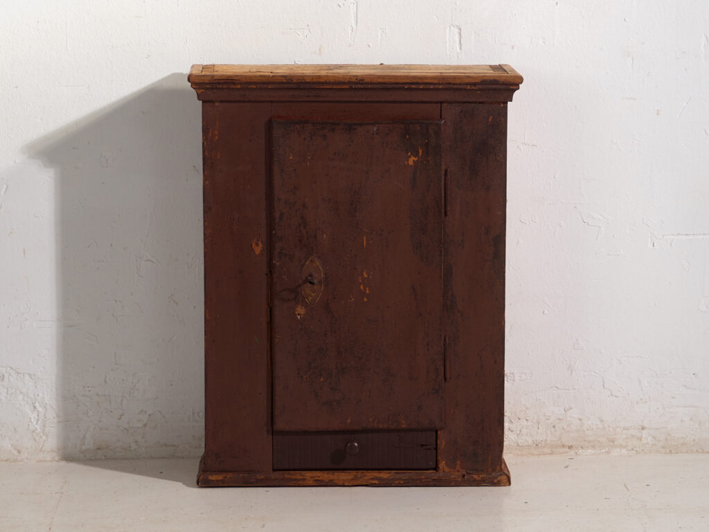 Armario antiguo pintado en madera de pino – Europa central, circa 1900