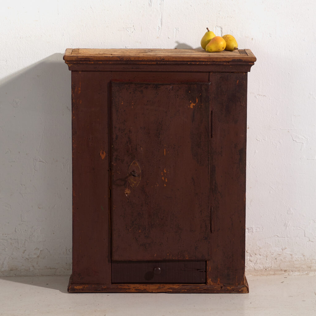 Armario antiguo pintado en madera de pino – Europa central, circa 1900