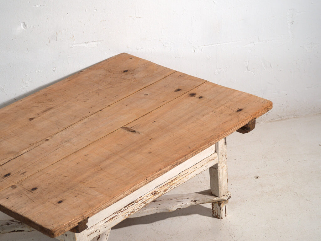 Mesa baja antigua en madera de pino – Europa central, circa 1900