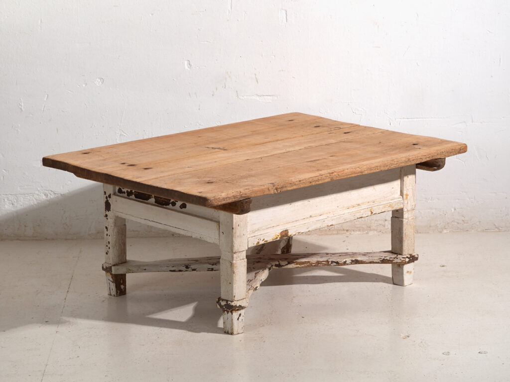 Mesa baja antigua en madera de pino – Europa central, circa 1900