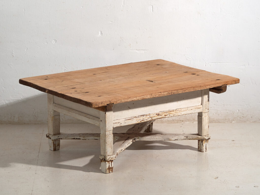 Mesa baja antigua en madera de pino – Europa central, circa 1900