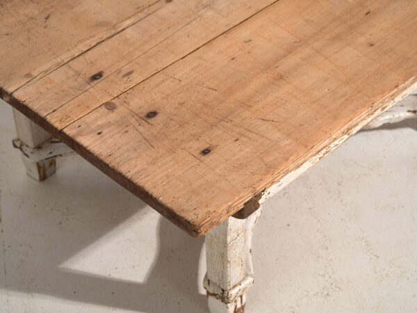Mesa baja antigua en madera de pino – Europa central, circa 1900